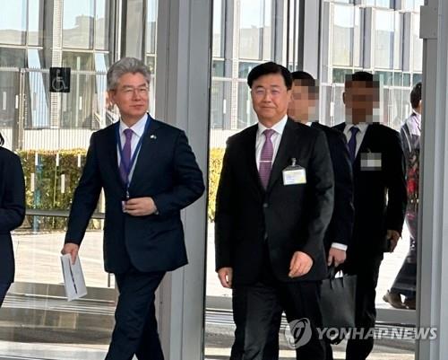 Una delegación del gobierno surcoreano, encabezada por el primer subdirector del Servicio Nacional de Inteligencia Hong Jang-won (derecha), llega a la sede de la Organización del Tratado del Atlántico Norte en Bruselas el 28 de octubre de 2024. (Yonhap)