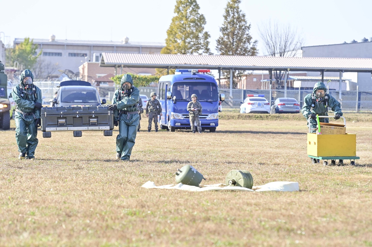 Personal militar y funcionarios participan en un ejercicio de entrenamiento de campo destinado a fortalecer las capacidades de respuesta contra los riesgos de desechos espaciales el 31 de octubre de 2024, en esta fotografía proporcionada por el Estado Mayor Conjunto. (FOTO NO EN VENTA) (Yonhap)