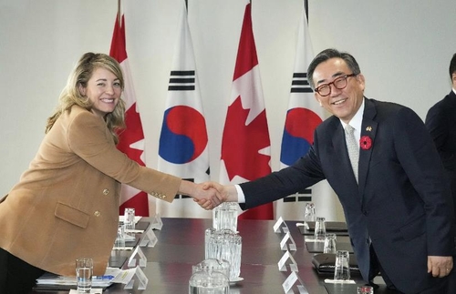 El Ministro de Asuntos Exteriores de Corea del Sur, Cho Tae-yul (R), le da la mano a su homóloga canadiense, Melanie Joly, antes de su reunión bilateral celebrada en Ottawa el 1 de noviembre de 2024, al margen de la "dos más dos" reunión de ministros de Asuntos Exteriores y de Defensa de los dos países, en esta foto proporcionada por el Ministerio de Asuntos Exteriores. (FOTO NO EN VENTA) (Yonhap) 