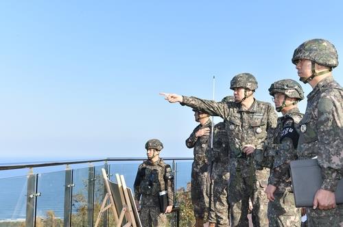 El presidente del Estado Mayor Conjunto (JCS), el almirante Kim Myung-soo, inspecciona un puesto de avanzada general de primera línea en esta fotografía publicada por el JCS el 9 de noviembre de 2024. (FOTO NO A LA VENTA) (Yonhap)