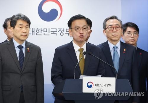 El ministro de Finanzas, Choi Sang-mok (centro), habla durante una conferencia de prensa en el edificio del complejo gubernamental en Seúl, el 27 de diciembre de 2024. (Yonhap)