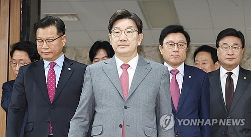 El líder del piso del partido de poder gobernante People, el representante Kweon Seong-dong (c) entra en una habitación en la Asamblea Nacional en el oeste de Seúl el 14 de marzo de 2025. (Yonhap)