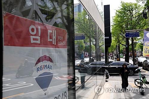 Bức ảnh chụp ngày 27 tháng 4 năm 2025 cho thấy thông báo cho thuê được đính kèm vào một tòa nhà ở Seoul. (Yonhap) Bức ảnh chụp ngày 27 tháng 4 năm 2025 cho thấy thông báo cho thuê được đính kèm vào một tòa nhà ở Seoul. (Yonhap)