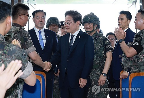 President Lee Jae-myung (C) visits a front-line Army unit in Yeoncheon County, Gyeonggi Province, on June 13, 2025. (Yonhap)