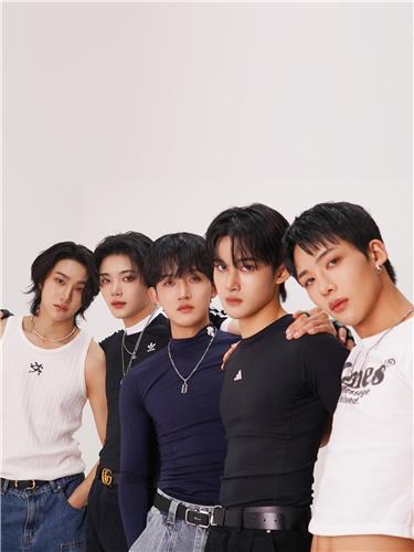 K-POPボーイズグループ、1VerseがSinging Beetleから提供された写真に写っている。