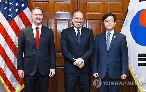 (LEAD) S. Korea's current account surplus widens amid U.S. tariff pressure: BOK