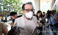  Special counsel raids shaman linked to ex-first lady Kim