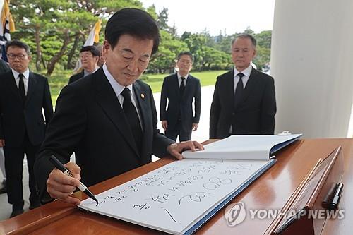  Unification minister says to propose adjusting joint military drills with U.S. to President Lee