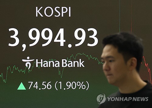 (LEAD) Seoul shares end almost 2 pct higher on chip, auto gains
