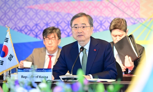 (LEAD) FM vows to strengthen cooperation with Pacific Islands in climate change, oceans