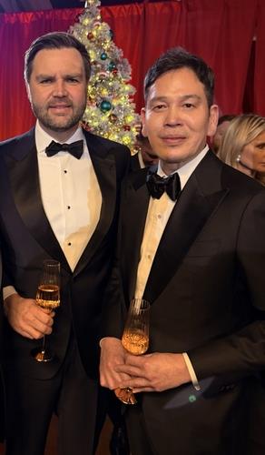 Shinsegae chair meets with Vance, U.S. officials at Christmas dinner