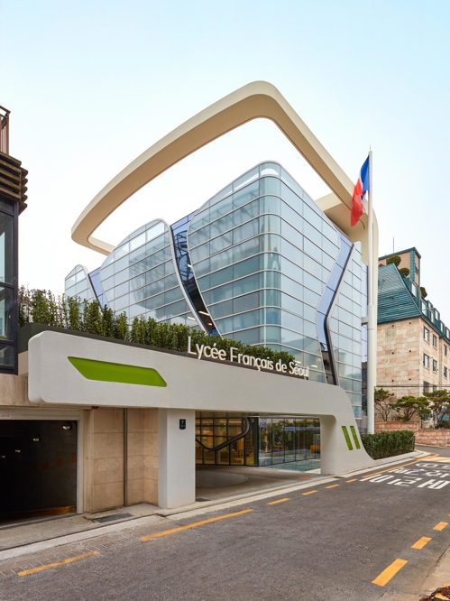 Le nouveau bâtiment du lycée français de Séoul (LFS) depuis une rue adjacente de Seorae Maeul, le quartier français de la capitale sud-coréenne. © D.P.J. & Partners