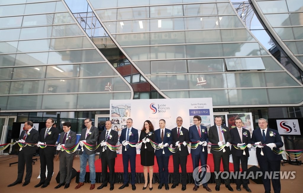 Les invités de marque de la cérémonie d'inauguration du nouveau bâtiment du LFS coupent le ruban, dans l'arrondissement de Seocho, à Séoul, le 19 avril 2019.