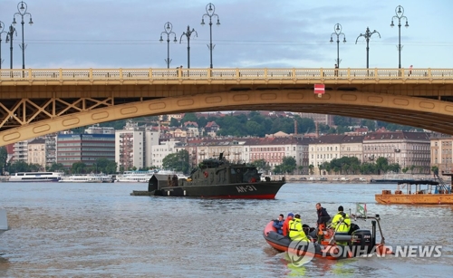 (LEAD) La Hongrie va envoyer des plongeurs dans le bateau pour rechercher les disparus