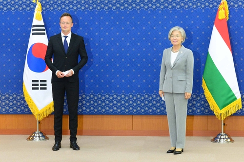 Les hauts diplomates de Séoul et de Budapest discutent des liens bilatéraux sur fond de Covid-19