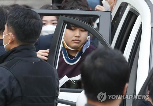 Cette photo, prise le 25 mars 2020, montre Cho Ju-bin en train de monter dans une voiture devant un commissariat de police à Séoul.