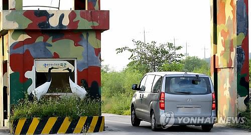 Un véhicule passe un point de contrôle militaire dans la ville frontalière de Cheorwon, dans la province du Gangwon, le 3 septembre 2017.
