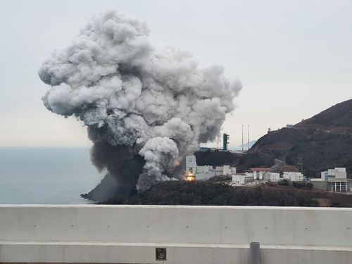 Test de combustion des moteurs du premier étage de la fusée Nuri le 25 février 2021 à Goheung, dans la province du Jeolla du Sud, à 330 km au sud de Séoul. (Photo fournie par l'Institut coréen de recherche aérospatiale. Archivage et revente interdits)