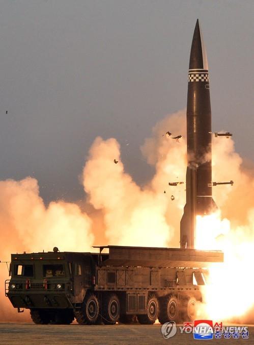 L'Agence centrale de presse nord-coréenne (KCNA) a rapporté le vendredi 26 mars 2021 que deux missiles tactiques ont été testés avec succès un jour plus tôt. Il s'agirait de la version nord-coréenne du missile russe Iskander (KN-23) qui a été dévoilé à la parade militaire du 8e Congrès du Parti du travail tenu en janvier dernier. (Utilisation en Corée du Sud uniquement et redistribution interdite)