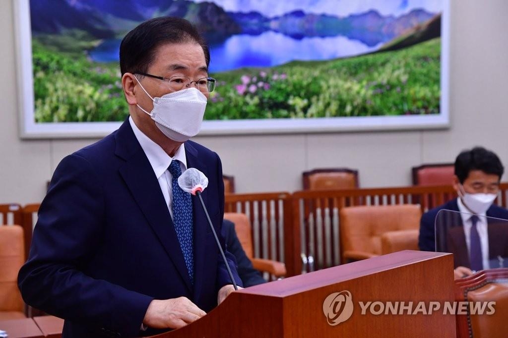 Le ministre des Affaires étrangères Chung Eui-yong commente les résultats du sommet Corée du Sud-Etats-Unis lors d'une session parlementaire, le 28 mai 2021.