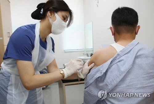 Un homme de Changwon, dans le sud-est de la Corée du Sud, reçoit le vaccin Janssen contre le Covid-19 dans un hôpital, le 10 juin 2021.
