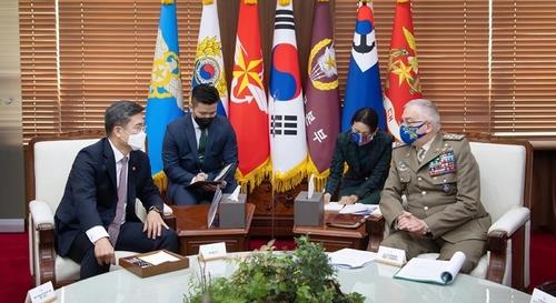 Le ministre de la Défense Suh Wook (à gauche) et le général Claudio Graziano (à droite), président du Comité militaire de l'UE, s'entretiennent à Séoul le 7 avril 2021. (Image fournie par le ministère de la Défense. Archivage et revente interdits)