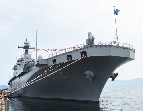 Le nouveau navire d'assaut amphibie sud-coréen de 14.500 tonnes, le Marado, est accosté dans le port de Jinhae, dans le sud du pays. (Image fournie par la marine. Revente et archivage interdits)