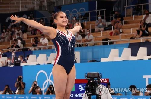 (LEAD) JO de Tokyo : Moon félicite la gymnaste Yeo Seo-jeong pour sa médaille de bronze