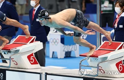 Hwang Sun-woo s'élance dans la piscine du centre aquatique de Tokyo en finale du 100m nage libre des Jeux olympiques de Tokyo, le 29 juillet 2021.