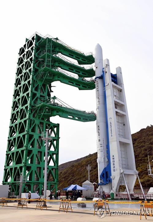 La première fusée spatiale sud-coréenne Nuri est placée sur le pas de tir au centre spatial de Naro situé à Goheung, dans la province du Jeolla du Sud, le mercredi 20 octobre 2021, la veille du lancement prévu. (Photo fournie par l'Institut coréen de recherche aérospatiale, KARI. Revente et archivage interdits)