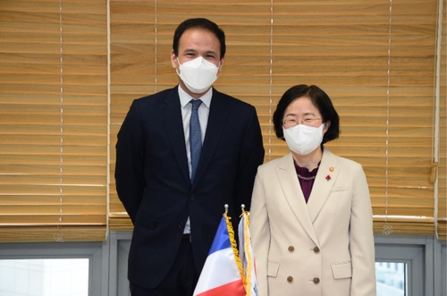 La chef de la FTC et le secrétaire d'Etat français Cédric O se rencontrent à Séoul