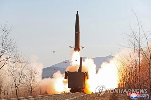 Un missile nord-coréen est tiré depuis une plateforme ferroviaire dans la province du Pyongan Nord, une région du nord-ouest bordant la Chine, sur cette photo publiée le samedi 15 janvier 2022 par l'Agence centrale de presse nord-coréenne(KCNA). (Utilisation en Corée du Sud uniquement et redistribution interdite) (Yonhap).