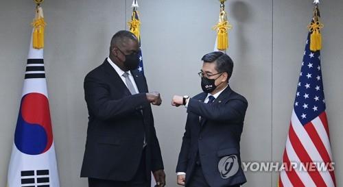 Le ministre de la Défense Suh Wook (à dr.) et son homologue américain, Lloyd Austin, posent pour une photo avant un entretien à Séoul, le 2 décembre 2021. (Photo d'archives)
