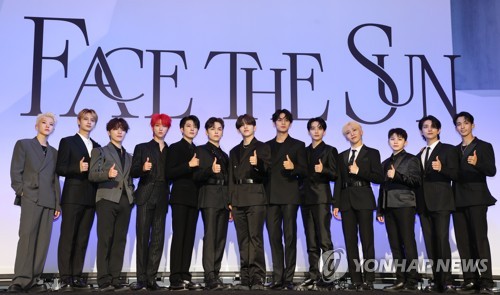 Le groupe de K-pop Seventeen pose lors d'une conférence de presse donnée à l'occasion de la sortie de son quatrième album, «Face the Sun», dans un hôtel de Séoul le 27 mai 2022. (Yonhap)