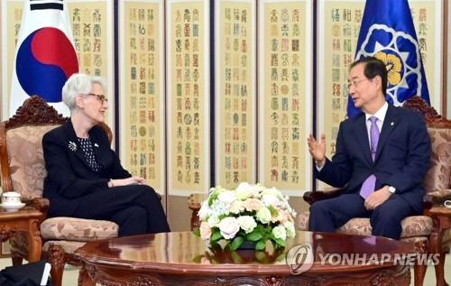 Le premier ministre Han Duck-soo (à droite) rencontre la secrétaire d'Etat adjointe américaine Wendy Sherman dans son bureau à Séoul le 7 juin 2022. (Photo fournie par le bureau du Premier ministre. Archivage et revente interdits) (Yonhap)