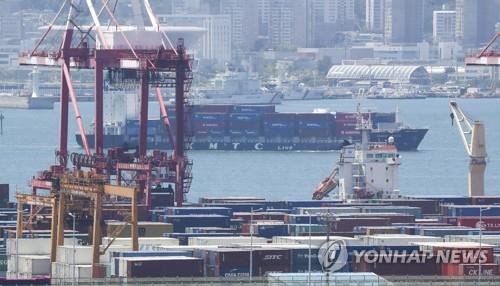 Cette photo prise le 1er juillet 2022 montre des conteneurs dans un port de la ville de Busan, dans le sud-est de la Corée du Sud. 