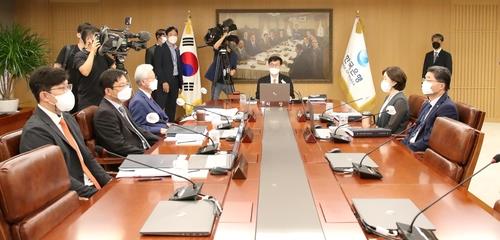 Le gouverneur de la Banque de Corée (BOK) Rhee Chang-yong (au c., au fond) préside une réunion du Comité de politique monétaire au siège de la BOK à Séoul, le 13 juillet 2022. (Photo fournie par la BOK. Revente et archivage interdits)