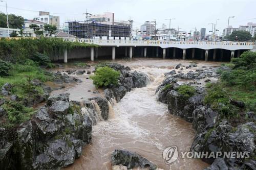 (LEAD) La Corée du Sud en alerte maximale à l'approche du typhon Hinnamnor