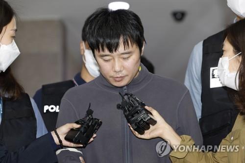 Le suspect du meurtre dans le métro, Jeon Ju-hwan, âgé de 31 ans, répond à des questions de journalistes le mercredi 21 septembre 2022 devant le commissariat de Namdaemun à Séoul. 