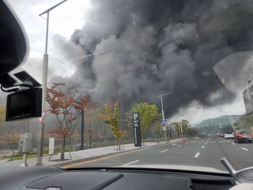 De la fumée noire émane du Hyundai Premium Outlet à Daejeon, à 160 km au sud de Séoul, le 26 septembre 2022. (Photo fournie par un lecteur. Archivage et revente interdits)