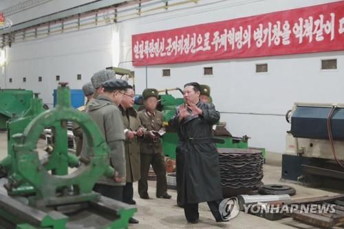 Le dirigeant nord-coréen Kim Jong-un inspecte une usine de munitions, a rapporté le vendredi 28 janvier 2022. (Capture de la Télévision centrale nord-coréenne (KCTV. Utilisation en Corée du Sud uniquement et redistribution interdite)