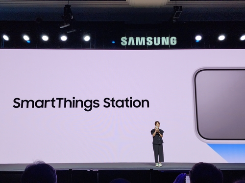 Jung Jae-yeon, vice-présidente exécutive et responsable de SmartThings et du Device Platform Center chez Samsung Electronics, présente la SmartThings Station lors d'une conférence de presse à Las Vegas, le mercredi 4 janvier 2023, la veille de l'ouverture officielle du Consumer Electronics Show (CES). 