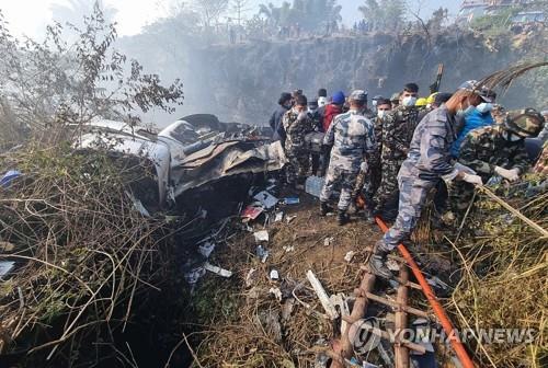 (LEAD) Deux Sud-Coréens sur la liste des passagers d'un avion qui s'est écrasé au Népal