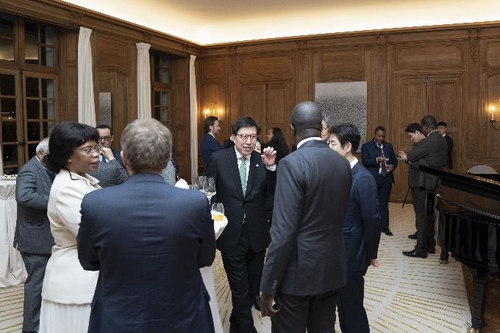 Le maire de Busan, Park Heong-joon, discute le mardi 17 janvier 2023 avec des personnalités de pays africains lors d'un dîner à Paris. (Photo fournie par la ville de Busan. Revente et archivage interdits) 