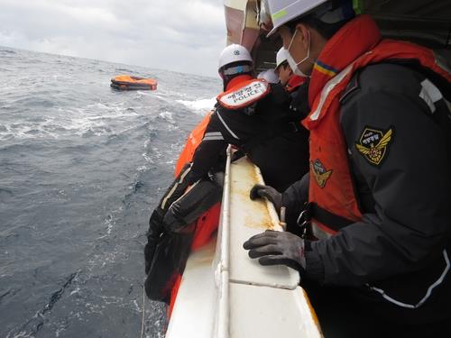 (4e LD) Deux morts et huit disparus dans le naufrage d'un cargo transportant 22 personnes au large de Jeju