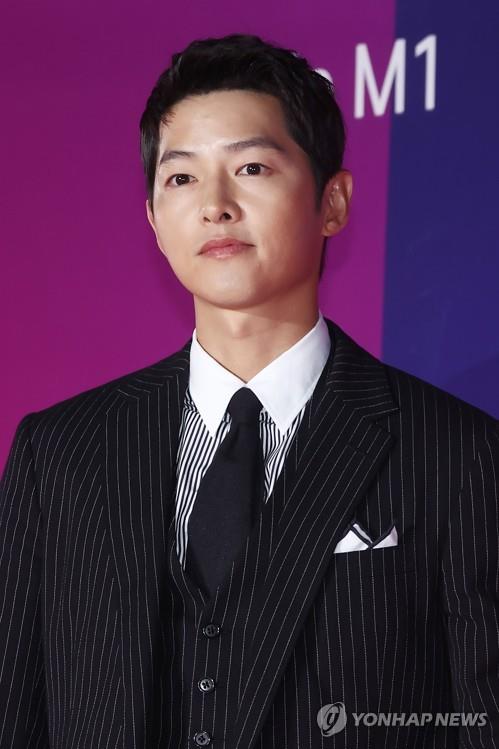 L'acteur Song Joong-ki aux APAN Star Awards au Centre international des expositions de Corée (KINTEX) à Goyang, au nord-ouest de Séoul, le jeudi 29 septembre 2022. 