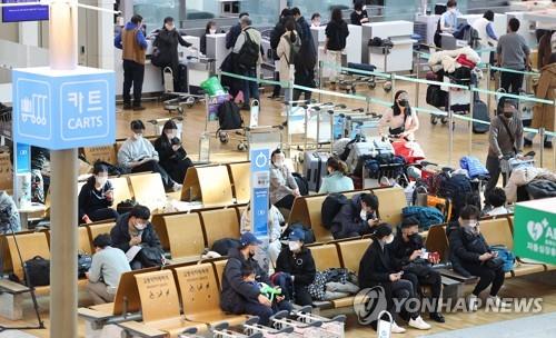 La plupart des passagers continuent à porter le masque à l'aéroport international d'Incheon, le lundi 30 janvier 2023, malgé la levée de l'obligation de port du masque à l'intérieur le même jour. 