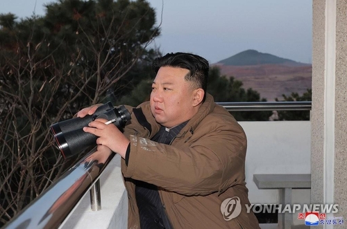 En publiant cette photo de son dirigeant Kim Jong-un, la Corée du Nord a déclaré le vendredi 17 mars 2023 avoir réalisé la veille un tir d'essai de missile balistique intercontinental (ICBM) type Hwasong-17 sous la direction de son leader pour protester contre les exercices militaires sud-coréano-américains en cours. (Utilisation en Corée du Sud uniquement et redistribution interdite)