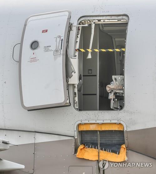 Ci-dessus, l'avion d'Asiana Airlines dont une sortie d'urgence a été abîmée suite à l'ouverture d'une porte en vol. 