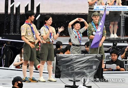 Południowokoreańscy skauci przekazują flagę skautową przedstawicielom Polski, gospodarza Światowego Jamboree Skautowego 2027, podczas ceremonii zamknięcia Światowego Jamboree Skautowego 2023, która odbyła się na Stadionie Pucharu Świata w Seulu na zachód od Seulu, 11 sierpnia 2023 r.